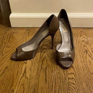 Smoke grey patent leather heels
